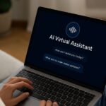 Mulher usando o notebook com a tela mostrando conversa com assistente virtual