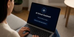 Mulher usando o notebook com a tela mostrando conversa com assistente virtual