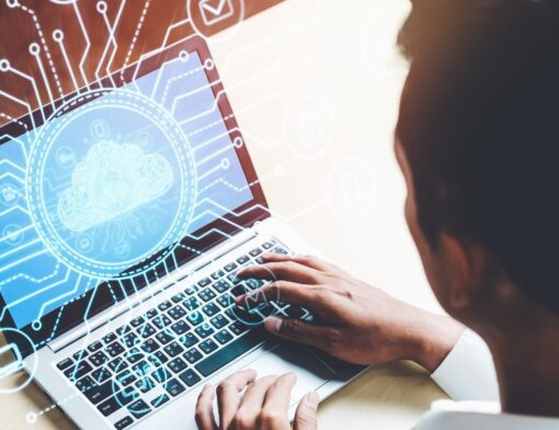 Homem utilizando notebook com ícone de nuvem e linhas que se complementam